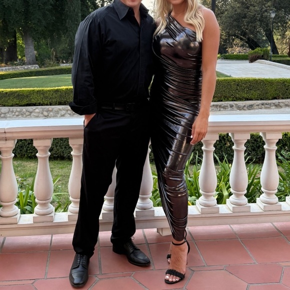 Norma Kamali
Diana Metallic Ruched One-Shoulder Gown - Picture 1 of 15